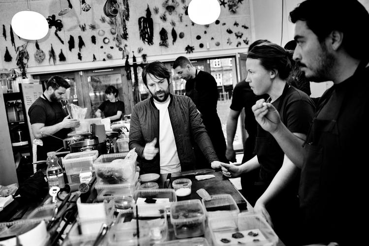 Kokken Rene Redzepi forarger med en ret af andehjerne, toppet med andehjerte. fylder 40 og er i fuld gang med forberedelser til åbningen af det nye Noma.
   Foto: Jacob Ehrbahn/POLFOTO