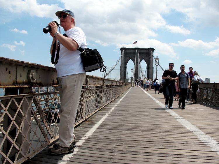 New York City er en populær destinations hos danske USA-rejsende, og fra Brooklyn Bridge får man et flot vue over byens skyline.
 
   Foto: Thomas Borberg/POLFOTO