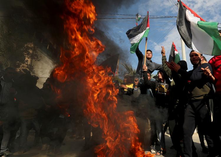 Palæstinensere i Gaza afbrænder dæk under protester mod Trumps ventede fredsplan....

   Foto: Mohammed Salem/Ritzau Scanpix