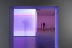 Hvis man oplevede Olafur Eliassons 'Din blinde passager' i Arkens kunstakse tilbage i 2011, kender man allerede Ann Veronica Janssens' ti år ældre værk ‘Blue, Red and Yellow’. Foto: Photographer Poul Buchard / Broendum & Co
