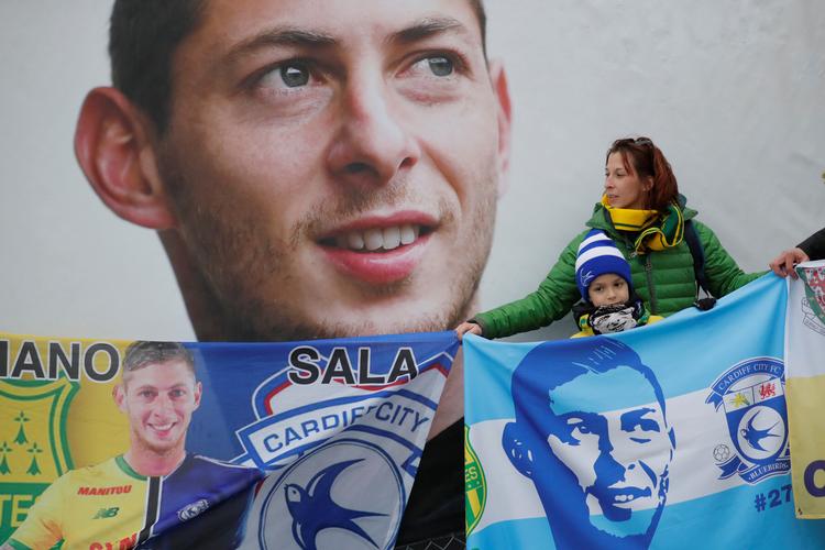 Forleden mindedes Nantes-fans deres argentinske spiller Emiliano Sala et år efter tragedien, hvor han styrtede ned over Den Engelske Kanal sammen med en pilot. Foto: Stephane Mahe/Ritzau Scanpix