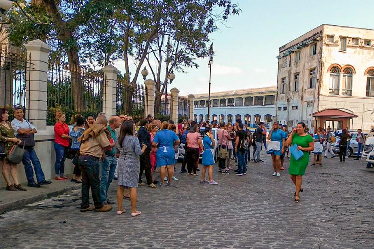 Arbejder forlader en bygning i Cubas hovedstad Havana, efter at et jordskælv af styrke 7,7 blev registreret i havet mellem Jamaica, Cuba og Caymanøerne Foto: Adalberto Roque/Ritzau Scanpix