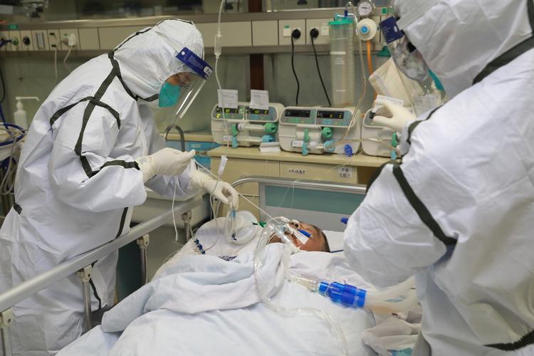 Læger på Zongnan hospitalet i Wuhan behandler en patient for coronavirussen.  Foto: China Daily/Ritzau Scanpix