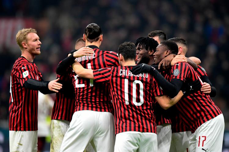 Simon Kjær (tv.) spillede alle 120 minutter, da Milan i en pokalkamp besejrede Torino 4-2 med Zlatan Ibrahimovic som sidste målscorer.
   Foto: Miguel Medina/Ritzau Scanpix