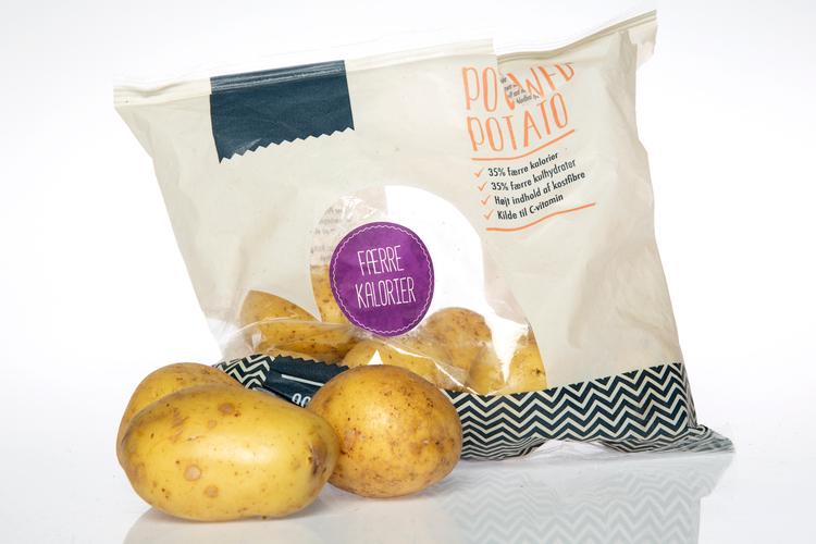 
    Om du siger potato eller potato, som den gamle sang lyder, har ingen betydning. Det har det heller ikke fra et ernæringsmæssigt synspunkt, om du spiser den nye Power potato eller en almindelig kartoffel. Men kalorier får du færre af.
   Foto: Mikkel Hørlyck/POLFOTO