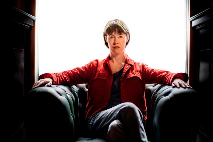 Linda Boström Knausgårds 'Oktoberbarn' er et krast portræt af livet på psykiatrisk klinik, men den er også et overraskende kærligt portræt af eksmanden Karl Ove Knausgård.  
   Foto: Joachim Ladefoged