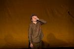 James Acaster kan godt bruge en halv time på en enkelt joke. Som seer kan man være lige ved at stå af, men komikeren er så ferm, at man aldrig giver op. Pr-foto Netflix