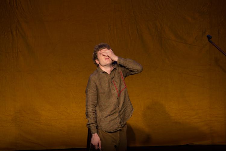 James Acaster kan godt bruge en halv time på en enkelt joke. Som seer kan man være lige ved at stå af, men komikeren er så ferm, at man aldrig giver op. Pr-foto Netflix