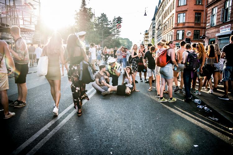 Distortion har i flere år forsøgt at få flere til at betale for at tage til gadefesterne på Nørrebro og Vesterbro, der varmer op til den egentlige festival på Refshaleøen. Nu vil arrangørerne indføre fem lukkede musikzoner, hvor man skal betale entré, men flere partier på  Foto: Anthon Unger