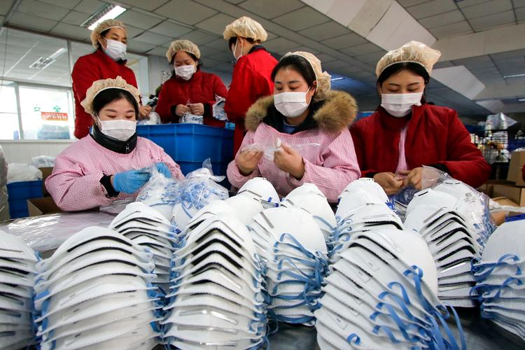 
Virusudbruddet truer den globale vækst. Kun få har gavn af den, som fabrikken her i Kina, der producerer ansigtsmasker og andet udstyr til hospitalerne.
 Foto: Str/Ritzau Scanpix