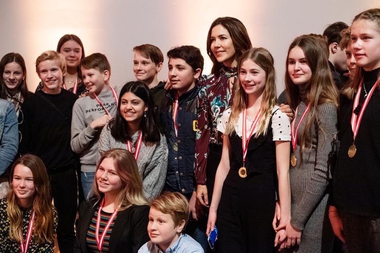 7. a fra Carl-Nielsen Skolen fik et særligt møde med kronprinsesse Mary, som roste klassen for især én bestemt artikel om deres afdøde lærer.  Foto: Gregers Tycho