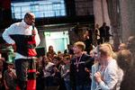»Nu har vi snakket nok om døden, er I klar på feeest?«, råber sangeren Wafande, som holder en koncert for vinderklasserne og inviterer en håndfuld heldige på scenen til dans. Foto: Gregers Tycho