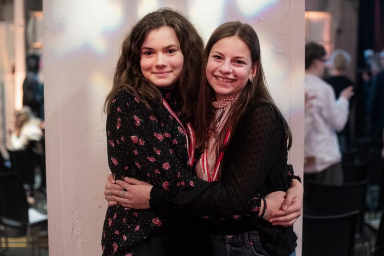 Astrid Lundbæk, som står til højre i billedet, har med to klassekammerater skrevet en artikel om deres afdøde lærer. I artiklen skriver de om hvordan læreren åbent og ærligt fortalte om sit sygdomsforløb. Foto: Gregers Tycho