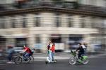 Paris' borgmester går til valg på at sikre cyklisterne bedre vilkår. Hendes kampagne for et genvalg lover store forbedringer i byen, hvor hun bl.a. vil fjerne en meget stor del af gadeparkeringspladserne. Foto: Martin Bureau/Ritzau Scanpix