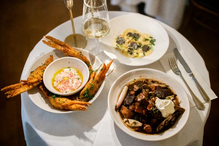 Jomfruhummer, boeuf bourguignon og risotto på restauranten The Modern.Billederne er taget fem dage efter anmelderens besøg. Foto: Andreas Merrald/POLFOTO