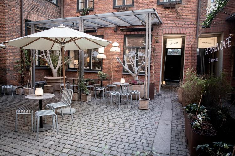 I en lille baggård i Kronprinsessegade 4 byder cafeen Lille Petra på kaffe og lette anretninger. Foto: Mads Nissen/POLFOTO