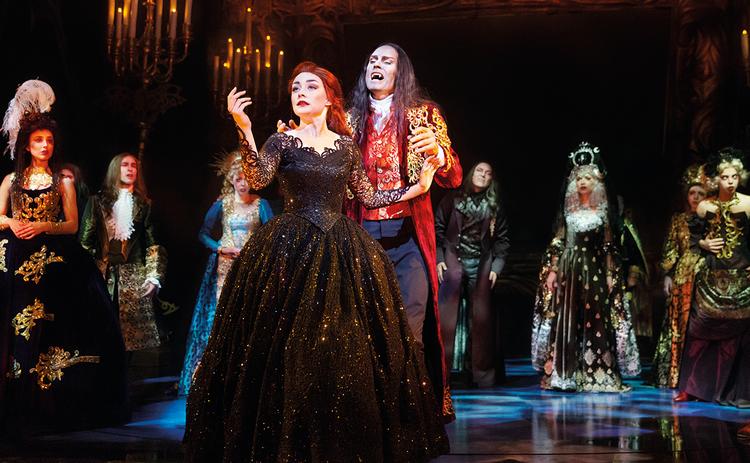 Peter Jordes forførende herskervampyr tager magten over Monica Isa Andersens uskyldslokkende ungpige såvel som over et leddeløst show.  Foto: Miklos Szabo