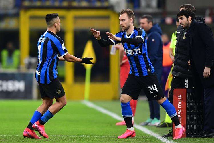 Sådan så det ud, da Christian Eriksen (til højre) fra Tottenham og Middelfart fik sin hurtige debut i Inter i pokalkampen mod Fiorentina. Eriksen kommer på banen i stedet for Alexis Sanchez. Foto: Miguel Medina/Ritzau Scanpix