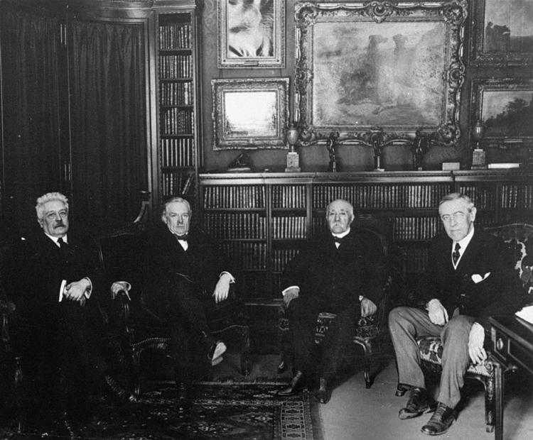 De fire ledere af de allierede lande mødtes efter afslutningen af Første Verdenskrig i Paris for at aftale betingelserne for fred. Fra venstre er det Vittorio Orlando fra Italien, Lloyd George fra Storbritannien, Frankrigs Georges Clemenceaus og den amerikanske præsident, Woodrow Wilson.  

   Foto: Anonymous/Ritzau Scanpix