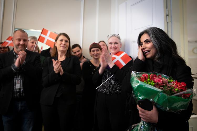 Sara Omar modtager prisen De Gyldne Laurbær på Politikens Forlag. Foto: Mads Nissen/POLFOTO