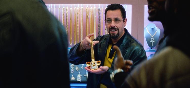 Safdie-brødrene er kendt for at lave film, der kan føles som et langt angstanfald, evigt dirrende. Det er også tilfældet i 'Uncut Gems' med Adam Sandler i den altoverskyggende hovedrolle. Pr-foto Netflix