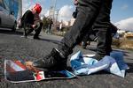 Palæstinensisk demonstrant træder på foto af Præsident Trump under protester mod hans plan for fred på den israelsk besatte Vestbred.
   Foto: Mohamad Torokman/Ritzau Scanpix