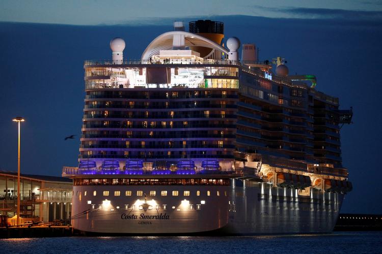 Det italienske krydstogtskib, ses her ved Civitavecchia, hvor det lå, mens det blev afklaret, om to kinesiske passagerer havde coronavirus. Prøverne viste sig at være negative.  Foto: Guglielmo Mangiapane/Ritzau Scanpix