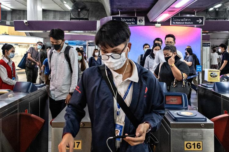 I den thailandske hovedstad Bangkok bærer stort set alle nu maske af frygt for at blive smittet med coronavirusset. Foto: Claus Blok Thomsen