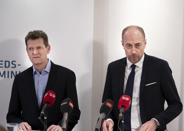 
    Sundhedsminister Magnus Heunicke (th) og direktør i Sundhedsstyrelsen, Søren Brostrøm anser risikoen for at nyt virus kommer til Danmark for lille. Foto: Liselotte Sabroe/Ritzau Scanpix