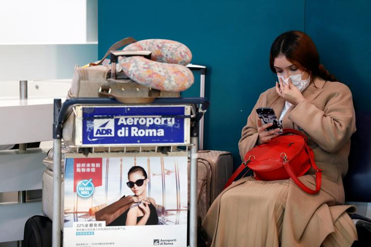 En passager i Roms Fiumicino-lufthavn har taget en maske på for at beskytte sig. De første tilfælde af coronasmittede personer er blevet bekræftet i Italien.
    
   Foto: Yara Nardi/Ritzau Scanpix