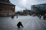 Midt på Rådhuspladsen var der færre skodder end ved metrostationen og skraldespandene. Men de var der. Foto: Mikkel Hørlyck/POLFOTO