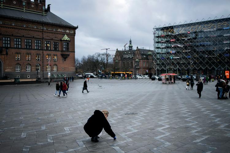 Midt på Rådhuspladsen var der færre skodder end ved metrostationen og skraldespandene. Men de var der. Foto: Mikkel Hørlyck/POLFOTO