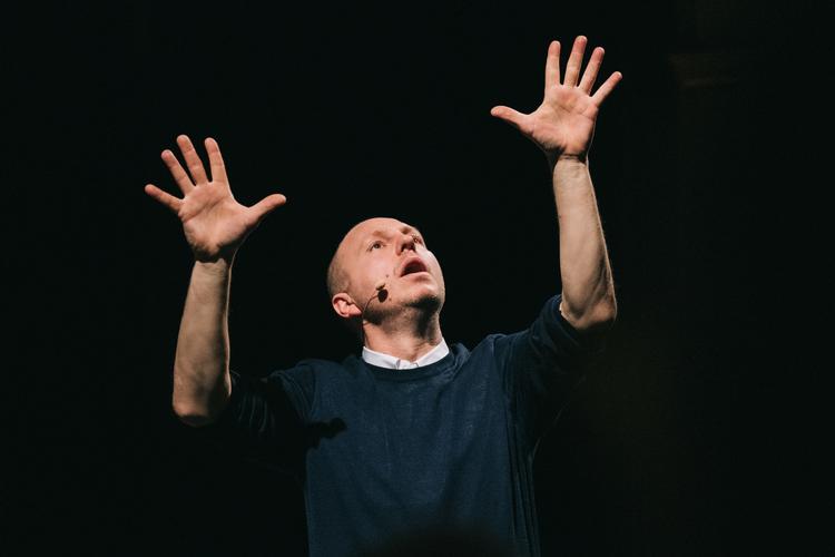 Rune Klan mestrer at kombinere det poetiske, følsomme og sjove med tryllekunst og Jørgen Clevinsk fingersnilde. Foto: Sebastian Zamorski
