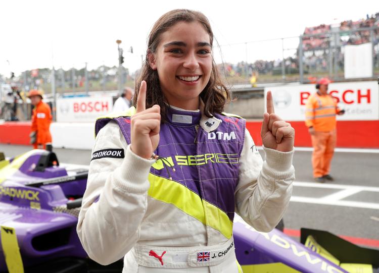 Jamie Chadwick blev historiens første vinder af W Serien, og nu drømmer hun om en fremtid i formel 1. 
   Foto: Matthew Childs/Ritzau Scanpix