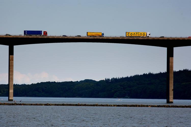 Broen over Vejle Fjord er en af de strækninger, som blå blok vil aflaste med en ny motorvej længere inde i Jylland.
   Foto: Carsten Ingemann/POLFOTO