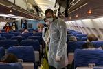 Den smittede svenske kvinde har besøgt Wuhan-regionen i Kina, hvor virusset først blev opdaget. Billedet er fra i går, hvor franskmænd går om bord i et fly i netop Wuhan for at flyve hjem til Frankrig.  Foto: Hector Retamal/Ritzau Scanpix