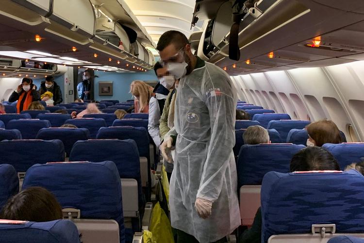 Den smittede svenske kvinde har besøgt Wuhan-regionen i Kina, hvor virusset først blev opdaget. Billedet er fra i går, hvor franskmænd går om bord i et fly i netop Wuhan for at flyve hjem til Frankrig.  Foto: Hector Retamal/Ritzau Scanpix