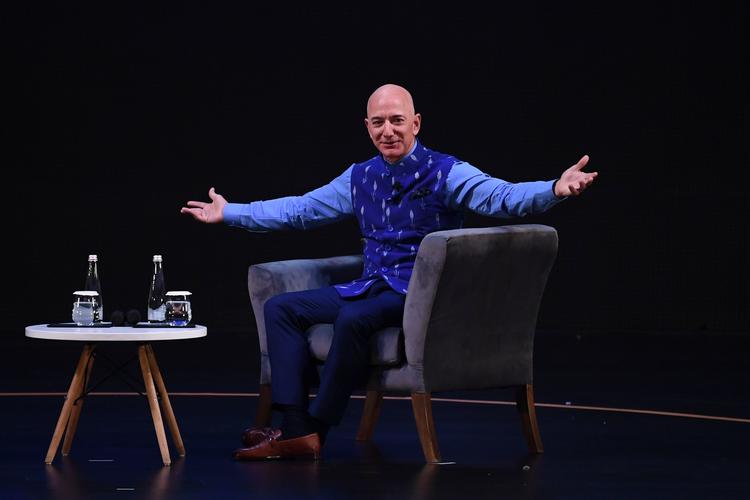 Amazons regnskab var langt bedre end ventet, og aktien steg over 10 procent og gjorde på få minutter selskabets stifter, Jeff Bezos, 12 milliarder dollars eller over 80 milliarder danske kroner rigere.  Foto: Sajjad Hussain/Ritzau Scanpix