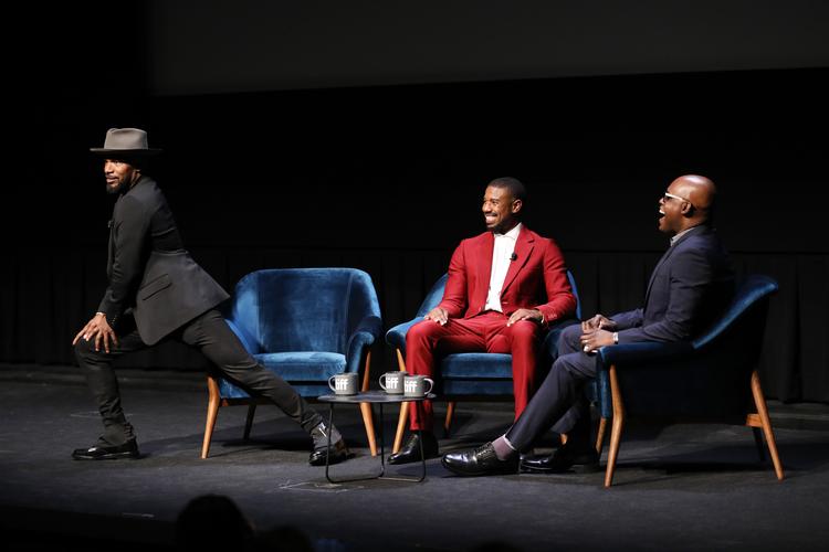 Stemningen under dobbeltinterviewet på scenen under Toronto Film Festival gav også plads til latter og små optrædener (herover). Anledningen var filmen ’Just Mercy’, som Jamie Foxx og Michael B. Jordan begge spiller med i.  Foto: PR-foto: Robin Marchant/Toronto Film Festival 