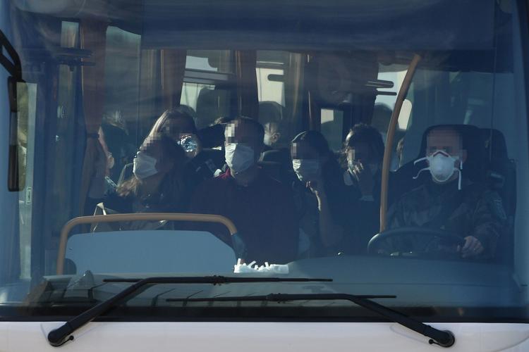 Franskmændene, som er blevet hentet hjem fra Kina, fotograferet i en bus, efter at de er landet i Frankrig.  Foto: Pascal Guyot/Ritzau Scanpix
