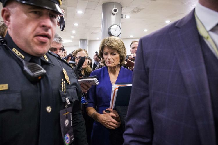 Den republikanske senator Lisa Murkowski siger, at hun vil stemme nej til at høre flere vidneudsagn, når Senatet efter planen stemmer om det senere i dag. Foto: Zach Gibson/Ritzau Scanpix