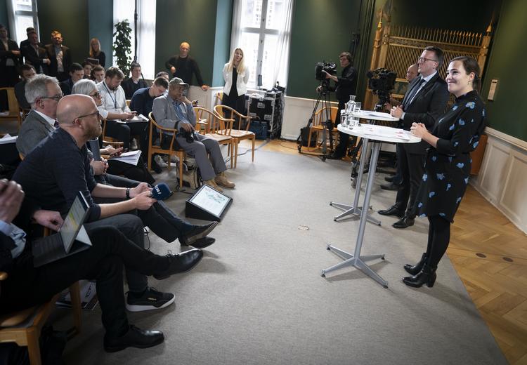 Fungerende finansminister Morten Bødskov og social- og indenrigsminister Astrid Krag holdt pressemøde om regeringens udspil til en udligningsreform i går.  Foto: Liselotte Sabroe/Ritzau Scanpix