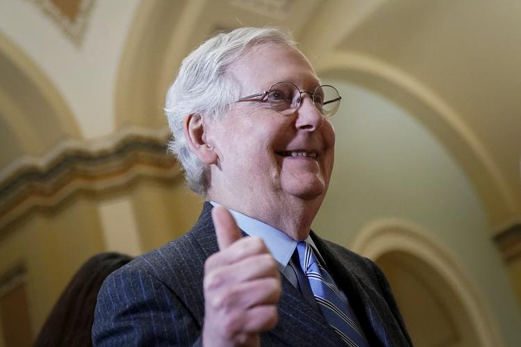 Senate Majority Leader Mitch McConnell (R-KY) gives the thumbs up as he leaves the Senate chamber after adjourning for the night during the impeachment trial of U.S. President Donald Trump at the U.S. Capitol on January 31, 2020 in Washington, DC. The Senate voted on Friday to block the consideration of additional witnesses and documents, in a 49-51 tally. A final Drew Angerer/Getty Images/AFP == FOR NEWSPAPERS, INTERNET, TELCOS & TELEVISION USE ONLY == Foto: Drew Angerer/Ritzau Scanpix