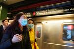 Folk bærer maske på en metrostation i New York. Foto: Bryan R Smith/Ritzau Scanpix