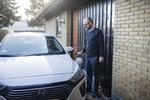 Tobias Johnsen har udskiftet sin Skoda Fabia med hybridbilen Huyndai Ioniq, som han kunne få et billigere billån til, end hvis han havde købt en benzinbil. Foto: Mikkel Hørlyck/POLFOTO