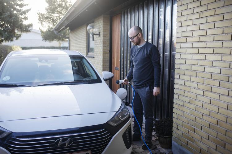 Tobias Johnsen har udskiftet sin Skoda Fabia med hybridbilen Huyndai Ioniq, som han kunne få et billigere billån til, end hvis han havde købt en benzinbil. Foto: Mikkel Hørlyck/POLFOTO