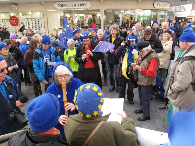 Ukuelige. Dagen efter at Storbritannien forlod EU, samledes en gruppe EU-tilhængere i Exeter. De kæmpere videre, nu lyder målet at få Storbritannien tilbage i EU. Foto: Nilas Heinskou