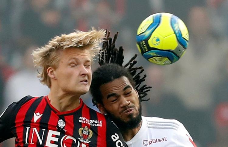 Selv om Kasper Dolberg er kendt for at være god med hovedet, her i en duel med Lyons Jason Denayer, så er alle hans 8 mål for Nice scoret med fødderne: 4 med højre og 4 med venstre.
   Foto: Eric Gaillard/Ritzau Scanpix