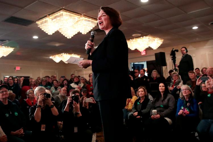 Amy  Klobuchar taler til vælgere i The Longbranch Restaurant i Cedar Rapids i Iowa, hvor folk er mødt op for at lære hende at kende. Foto: Scott Olson/Ritzau Scanpix