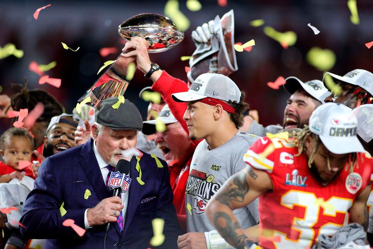 Patrick Mahomes (midten, red.) så længe ud til at ikke skulle vinde sin første Super Bowl, men det ændrede han selv på i kampens sidste syv minutter.
   Foto: Maddie Meyer/Ritzau Scanpix